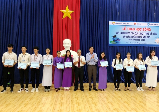 Trao học bổng “Tiếp sức đến trường” cho sinh viên Bạc Liêu - 1 Trao học bổng “Tiếp sức đến trường” cho sinh viên Bạc Liêu - 1
