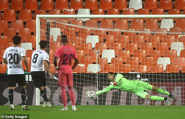 Valencia 4-1 Real Madrid: Cú hattrick phạt đền của Soler - 2 Valencia 4-1 Real Madrid: Cú hattrick phạt đền của Soler - 2