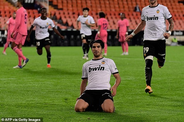 Valencia 4-1 Real Madrid: Cú hattrick phạt đền của Soler - 4 Valencia 4-1 Real Madrid: Cú hattrick phạt đền của Soler - 4