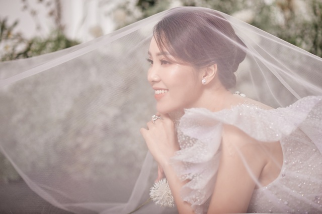 Á hậu Thuỵ Vân hứa chọn váy cưới cho bạn gái NSND Công Lý ngày lên xe hoa - 7 Á hậu Thuỵ Vân hứa chọn váy cưới cho bạn gái NSND Công Lý ngày lên xe hoa - 7