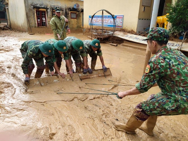 Cán bộ, chiến sĩ Biên phòng hỗ trợ người dân khắc phục hậu quả sau lũ - 2 Cán bộ, chiến sĩ Biên phòng hỗ trợ người dân khắc phục hậu quả sau lũ - 2