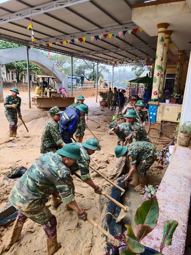 Cán bộ, chiến sĩ Biên phòng hỗ trợ người dân khắc phục hậu quả sau lũ - 4 Cán bộ, chiến sĩ Biên phòng hỗ trợ người dân khắc phục hậu quả sau lũ - 4
