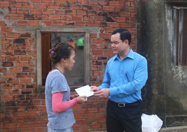 Trao 6,3 tỷ đồng tới công nhân lao động, người dân vùng lũ miền Trung - 2 Trao 6,3 tỷ đồng tới công nhân lao động, người dân vùng lũ miền Trung - 2