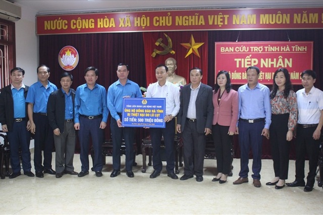 Trao 6,3 tỷ đồng tới công nhân lao động, người dân vùng lũ miền Trung - 1 Trao 6,3 tỷ đồng tới công nhân lao động, người dân vùng lũ miền Trung - 1