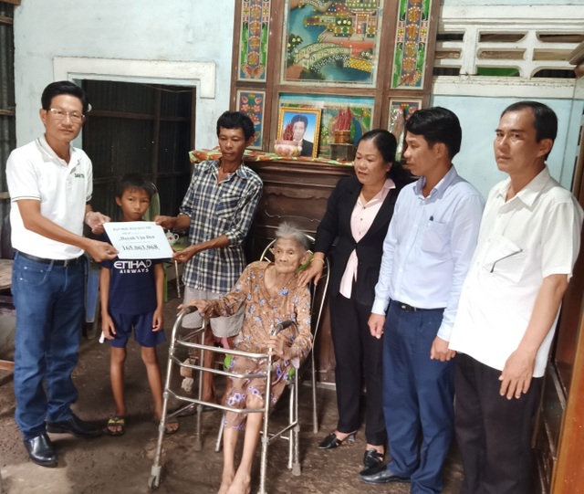 Gần 200 triệu đồng của bạn đọc giúp đỡ cậu bé “vô thừa nhận” và gia đình - 1 Gần 200 triệu đồng của bạn đọc giúp đỡ cậu bé “vô thừa nhận” và gia đình - 1