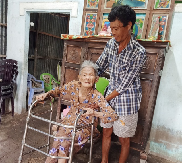 Gần 200 triệu đồng của bạn đọc giúp đỡ cậu bé “vô thừa nhận” và gia đình - 2 Gần 200 triệu đồng của bạn đọc giúp đỡ cậu bé “vô thừa nhận” và gia đình - 2