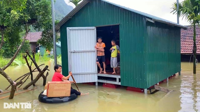 Readers Dan Tri Team Up To Build Houseboats In The Navel Flood Region Of Quang Binh - 5