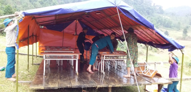 Cô trò vùng sạt lở dựng lán giữa rừng làm lớp học tạm để theo đuổi con chữ - 1 Cô trò vùng sạt lở dựng lán giữa rừng làm lớp học tạm để theo đuổi con chữ - 1
