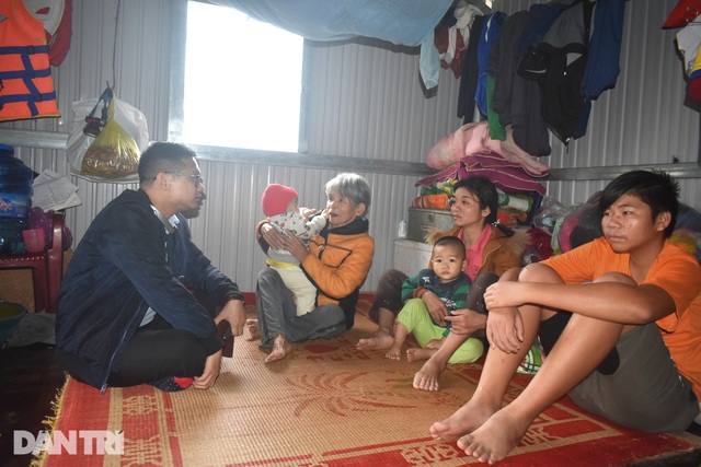 Readers Dan Tri Team Up to Build Houseboats in Quang Binh Navel Flood Region - 4