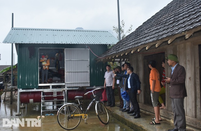 Readers Dan Tri Team Up to Build Houseboats in Quang Binh Navel Flood Region - 6