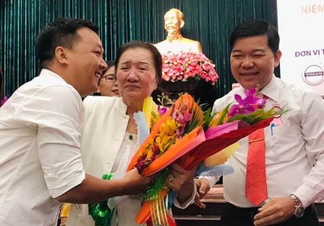 Thầy hiệu phó từng chăn trâu thuê nghẹn khóc khi nhắc đến ân nhân - 1 Thầy hiệu phó từng chăn trâu thuê nghẹn khóc khi nhắc đến ân nhân - 1