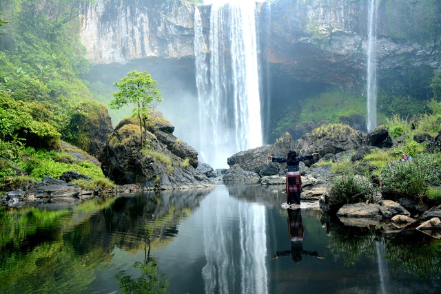 U60 female traveler set foot in 62 provinces and climbed a spectacular 26km mountain - 9