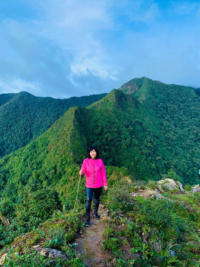 The female traveler U60 set foot in 62 provinces and climbed a spectacular 26km mountain - 5