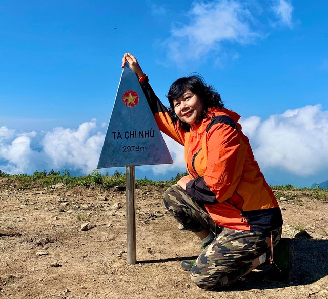 U60 female traveler set foot in 62 provinces and climbed a spectacular 26km mountain - 6