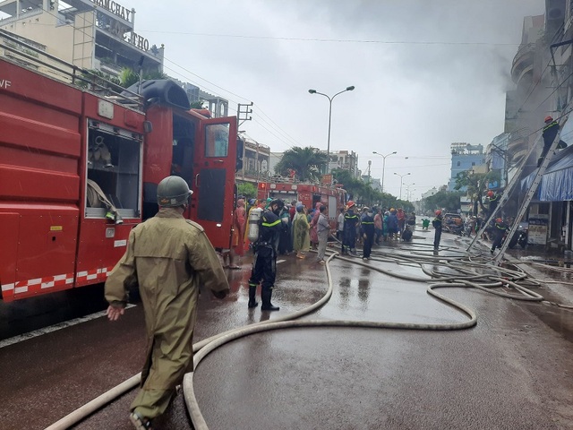 Two houses in a row caught fire in storm number 12-3