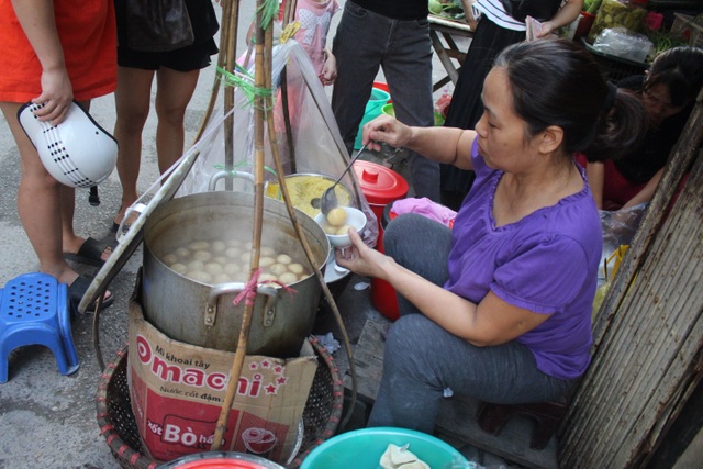 Quán bánh trôi tàu không biển hiệu, 3 tiếng bán vèo gần 1000 viên bánh - 1