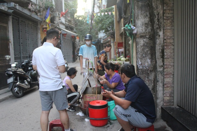 Boat drifting shop without signboards, 3 hours of selling nearly 1000 cakes - 3