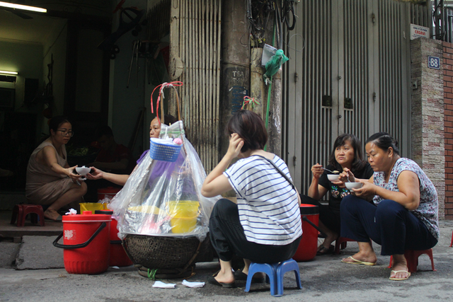 Boat drifting shop without signboards, 3 hours of selling nearly 1000 cakes - 5