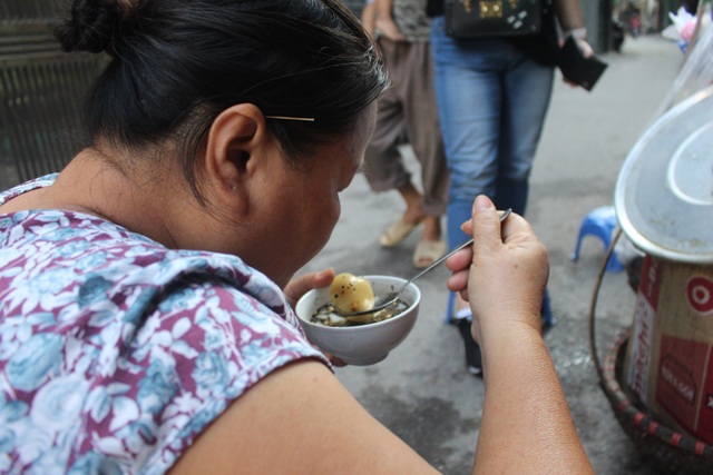 Quán bánh trôi tàu không biển hiệu, 3 tiếng bán vèo gần 1000 viên bánh - 8