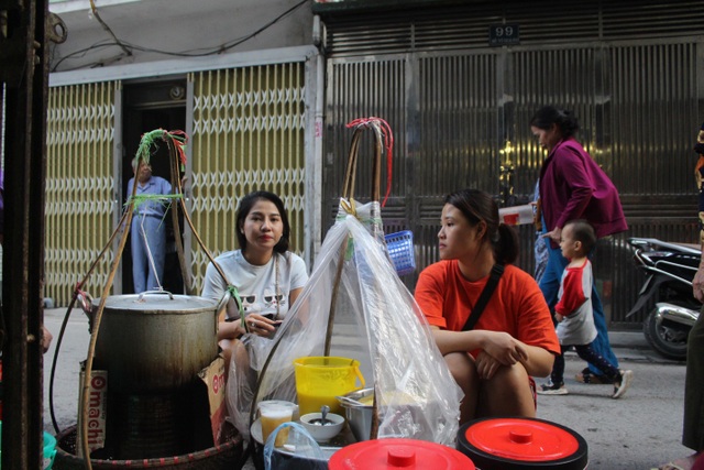 Boat drifting shop without signboards, 3 hours of selling nearly 1000 cakes - 10