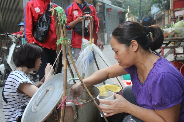 Boat drifting shop without signboards, 3 hours of selling nearly 1000 cakes - 11