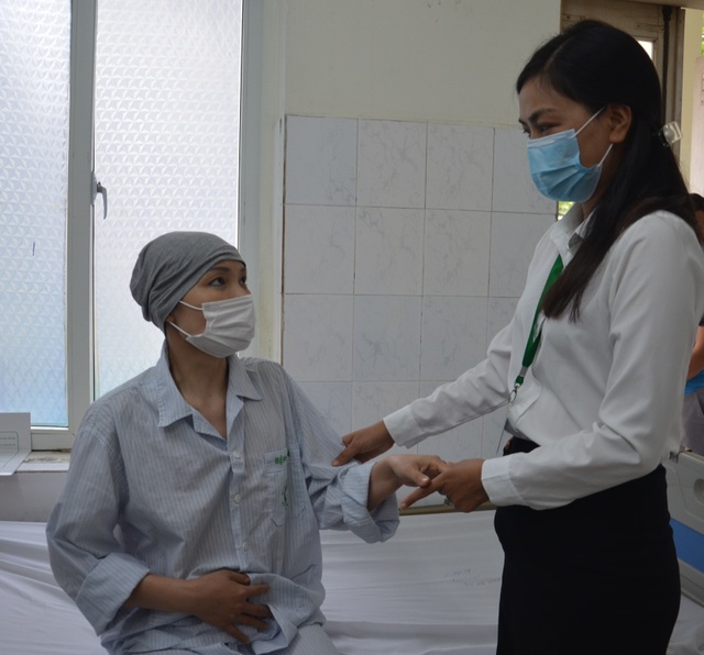 Nữ điều dưỡng mắc ung thư kép nghẹn ngào được bạn đọc tiếp tục giúp đỡ - 3 Nữ điều dưỡng mắc ung thư kép nghẹn ngào được bạn đọc tiếp tục giúp đỡ - 3