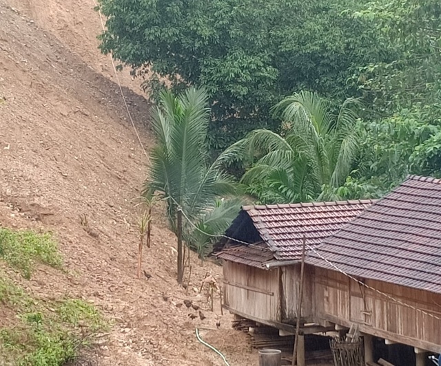 Quảng Ngãi: Lo núi lở, hàng trăm học sinh nghỉ học kéo dài - 2 Quảng Ngãi: Lo núi lở, hàng trăm học sinh nghỉ học kéo dài - 2