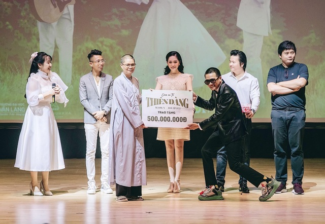 Wowy xúc động quỳ trên sân khấu để cảm ơn sự nồng nhiệt của khán giả - 12 Wowy xúc động quỳ trên sân khấu để cảm ơn sự nồng nhiệt của khán giả - 12