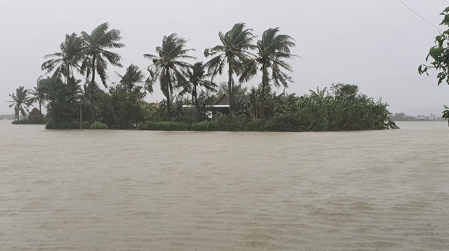 Phú Yên mưa lớn, lũ lên nhanh, dân vội vàng đi sơ tán - 3 Phú Yên mưa lớn, lũ lên nhanh, dân vội vàng đi sơ tán - 3