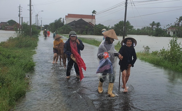 Phú Yên mưa lớn, lũ lên nhanh, dân vội vàng đi sơ tán - 6 Phú Yên mưa lớn, lũ lên nhanh, dân vội vàng đi sơ tán - 6