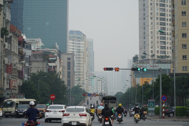 Khói xe và bụi đường khiến người dân Hà Nội lầm tưởng “sương mù” - 2 Khói xe và bụi đường khiến người dân Hà Nội lầm tưởng “sương mù” - 2