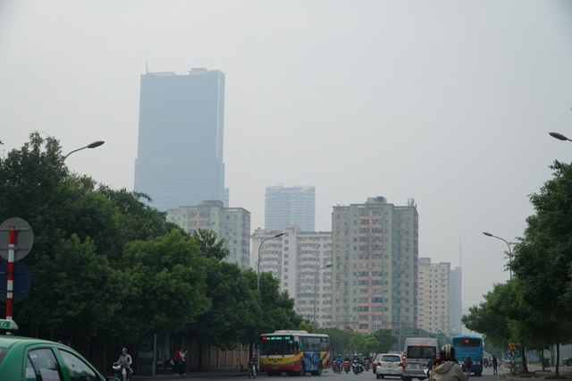 Khói xe và bụi đường khiến người dân Hà Nội lầm tưởng “sương mù” - 3 Khói xe và bụi đường khiến người dân Hà Nội lầm tưởng “sương mù” - 3