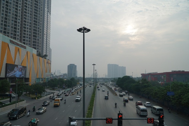 Khói xe và bụi đường khiến người dân Hà Nội lầm tưởng “sương mù” - 4 Khói xe và bụi đường khiến người dân Hà Nội lầm tưởng “sương mù” - 4