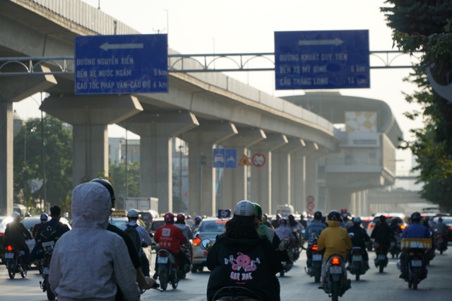 Khói xe và bụi đường khiến người dân Hà Nội lầm tưởng “sương mù” - 5 Khói xe và bụi đường khiến người dân Hà Nội lầm tưởng “sương mù” - 5