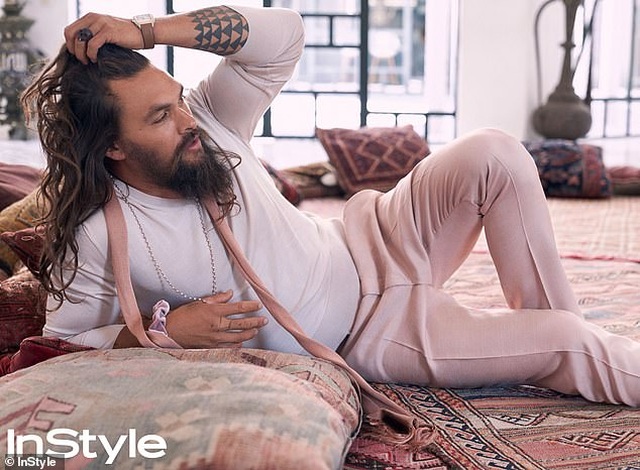 Vua thủy tề Jason Momoa tiết lộ mê màu hồng và từng sống trong nợ nần - 5 Vua thủy tề Jason Momoa tiết lộ mê màu hồng và từng sống trong nợ nần - 5