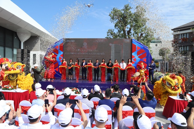 Đại diện các đơn vị cắt băng khai trương nhà mẫu dự án The Ruby Hạ Long