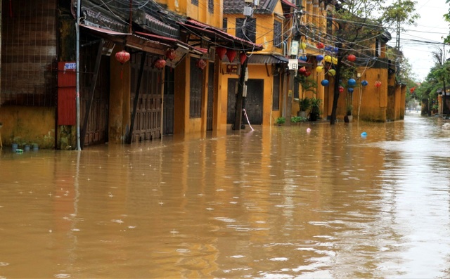 Image of water from a flood of more than 1 m depth that surrounds the ancient city of Hoi An - 5