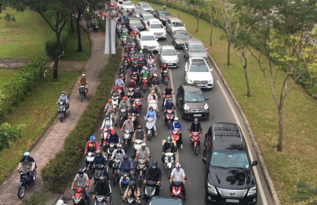 Xe khách “đại náo” cầu Sài Gòn, cửa ngõ thành phố ùn tắc nghiêm trọng - 4 Xe khách “đại náo” cầu Sài Gòn, cửa ngõ thành phố ùn tắc nghiêm trọng - 4