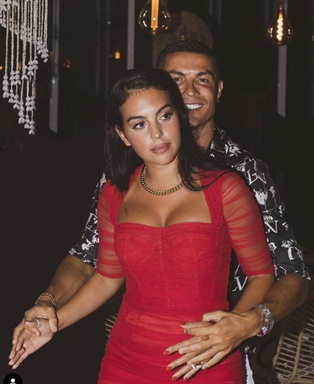 Bạn gái Ronaldo tập yoga trên du thuyền - 5 Bạn gái Ronaldo tập yoga trên du thuyền - 5