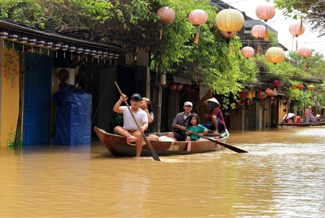Phố biến thành sông, du khách đổ xô về Hội An đi thuyền ngắm phố - 9 Phố biến thành sông, du khách đổ xô về Hội An đi thuyền ngắm phố - 9