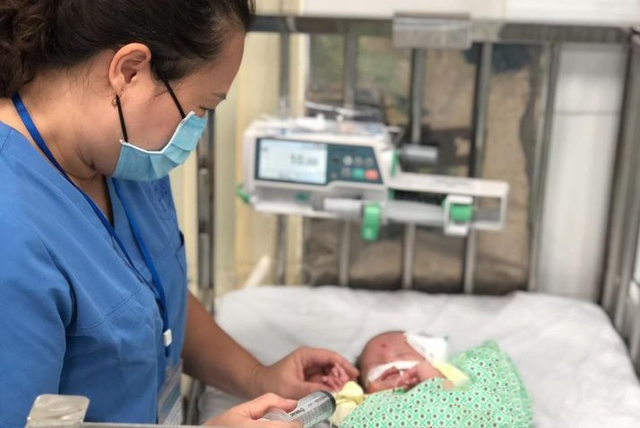 Bé 4 tháng tuổi mắc dị tật bị bỏ lại cổng chùa cùng bức thư của mẹ - 1 Bé 4 tháng tuổi mắc dị tật bị bỏ lại cổng chùa cùng bức thư của mẹ - 1