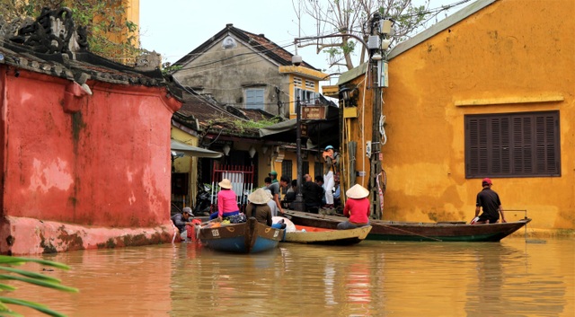 Phố biến thành sông, du khách đổ xô về Hội An đi thuyền ngắm phố - 11 Phố biến thành sông, du khách đổ xô về Hội An đi thuyền ngắm phố - 11