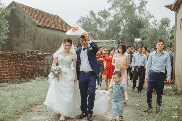 Thích thú ảnh cưới vượt lũ nhưng... vẫn vui của cặp đôi ở Hà Tĩnh - 1 Thích thú ảnh cưới vượt lũ nhưng... vẫn vui của cặp đôi ở Hà Tĩnh - 1