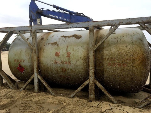 2 chemical tanks with Chinese characters discovered on the coast of Quang Ngai - 4