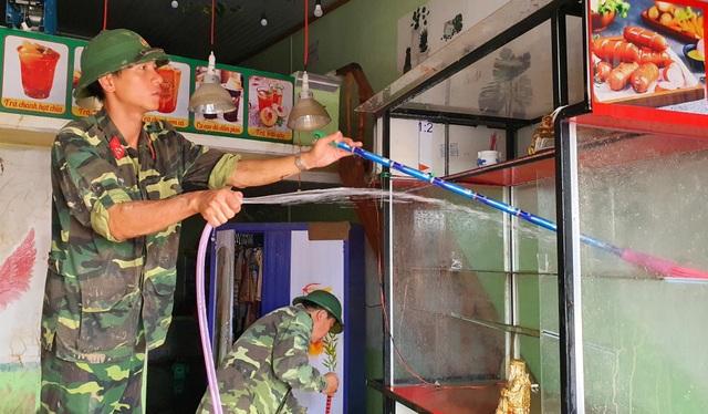 Phú Yên: Khẩn trương giúp dân khắc phục hậu quả bão, lũ…ổn định cuộc sống - 5 Phú Yên: Khẩn trương giúp dân khắc phục hậu quả bão, lũ…ổn định cuộc sống - 5