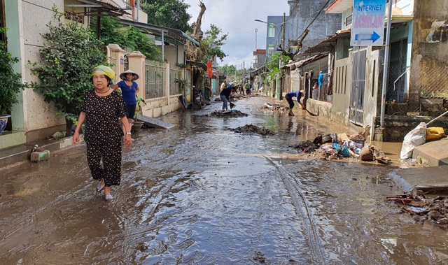 Phú Yên: Khẩn trương giúp dân khắc phục hậu quả bão, lũ…ổn định cuộc sống - 1 Phú Yên: Khẩn trương giúp dân khắc phục hậu quả bão, lũ…ổn định cuộc sống - 1