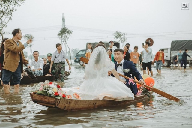 Thích thú ảnh cưới vượt lũ nhưng... vẫn vui của cặp đôi ở Hà Tĩnh - 2