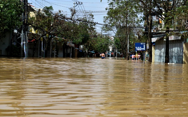 Phố biến thành sông, du khách đổ xô về Hội An đi thuyền ngắm phố - 5 Phố biến thành sông, du khách đổ xô về Hội An đi thuyền ngắm phố - 5
