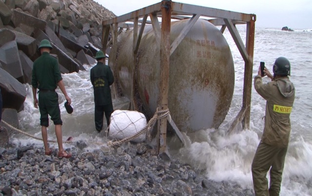 2 chemical tanks with Chinese characters discovered off the coast of Quang Ngai - 1