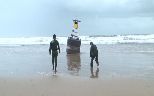 2 chemical tanks with Chinese characters discovered on the coast of Quang Ngai - 3